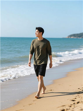 海边年轻亚洲帅哥漫步摄影图片